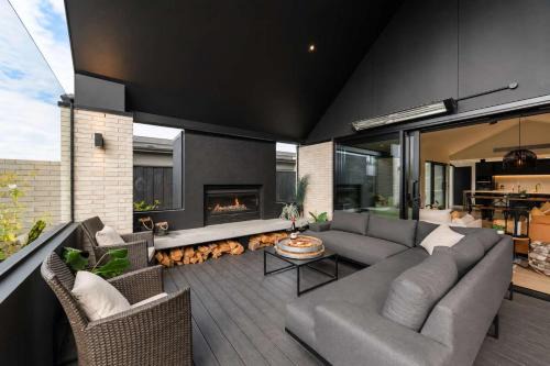 Stylish Home w- Private Spa Indoor & Outdoor Fire in Prebbleton