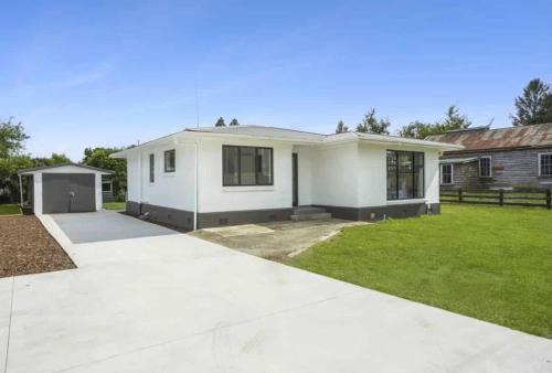 Modern Cambridge Retreat in Hamilton
