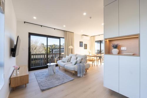 Sunny 3-Bedroom Home in Murrays Bay in Auckland