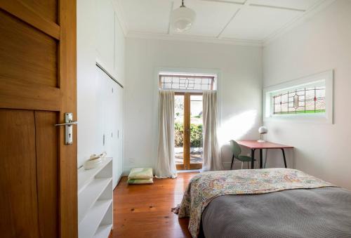 Spacious room with private sunny courtyard in Auckland
