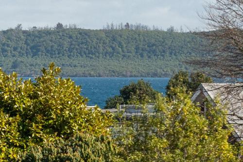 Rainbow Lake House - Lake Taupō Holiday Home in Taupo