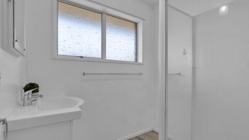 2-Bedroom Cottage Near Airport with Garden & Parking in Christchurch