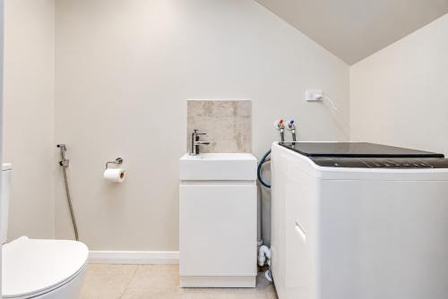 Modern 4BR Coastal Stay, Sea Views & Walk to Beach in Auckland