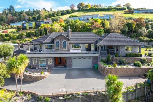 Tauhara Sunrise beautiful retreat with breathtaking panoramic Taupo views from Spa Pool in Taupo