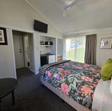 Queen bed with en suite Private separate entrance in Whangarei