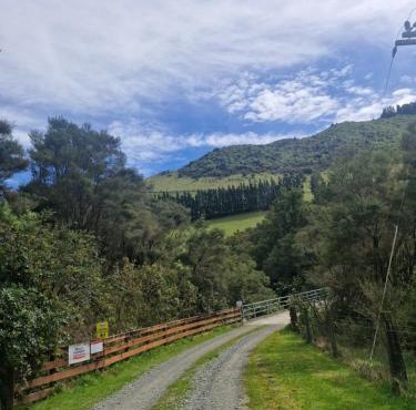 Peaceful Mikimiki Valley Cottage near Tararua Park Trailhead in Solway