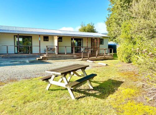 Manapouri Cottage 1 in Manapouri