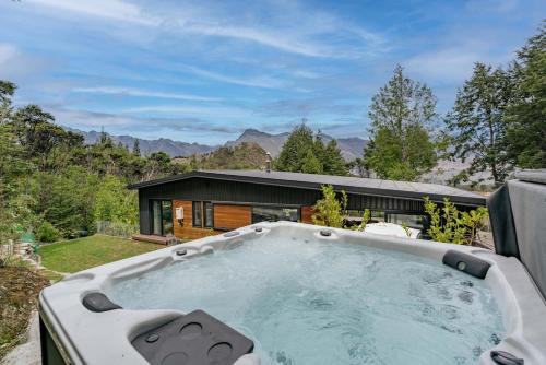 Family home in the forest epic views & spa in Queenstown