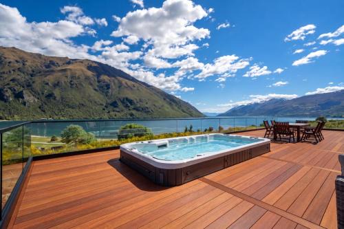 Lakeside Luxe in Kingston