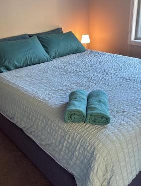 Cozy home near Westgate shopping centre and Royal reserve