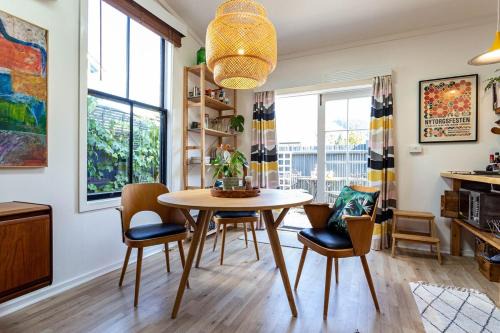Artist's Studio Retreat with Courtyard in Nelson