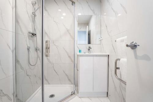 Morningside Modern 3BR Home with Double Parking