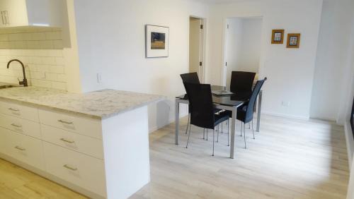 Beach and View 2Bdrm apt 75mtrs to beach with sunsets to die for in Auckland