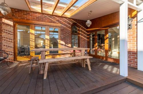 Beautiful villa near CBD with pool in Christchurch