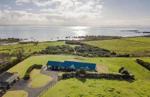 Luxury Beachfront Farm Retreat w Private Beach in Auckland