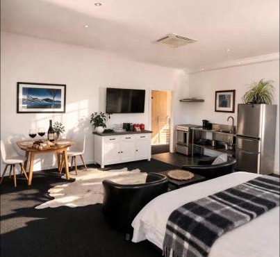 Studio 5- Stylish Stay with Mountain Vista in Wanaka