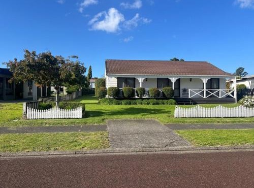 Hosts on the Coast Crown Reef Cottage in Pauanui