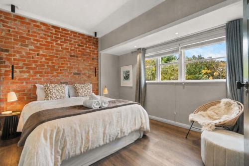 Peaceful Retreat in Hamilton East - By Superior Stays in Hamilton