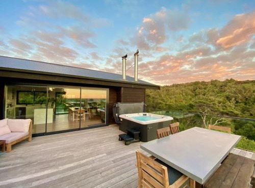 Nestled in Nature 3 Bedroom- Spa Pool & Sauna & Pilates Studio in Raglan
