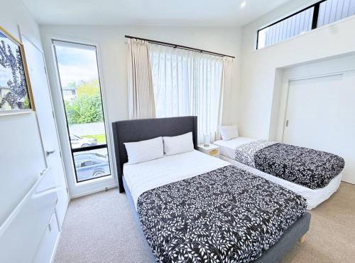 Modern Pakuranga Home | 3BR Near Mall & School
