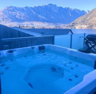 Lake Views and Spa - 10 min to CBD 3Bed Sofa bed in Queenstown