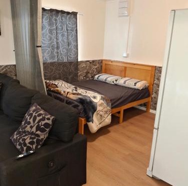 Waiake Beach Place in Auckland