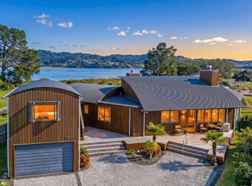 Ocean Breeze Family Haven - Pauanui Holiday Home
