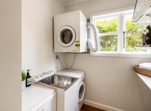 Crescent Villa - Stay Waiheke