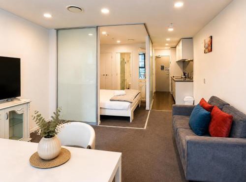 CBD Retreat 5-Min Walk to Sky Tower w Free Pool Gym Sauna P021