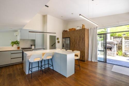 Huruhi Bay Retreat by Waiheke Pure
