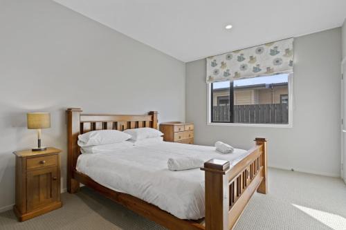 2BR Relax at Lake Hood Luxury Canal Home with Jetty in Wakanui