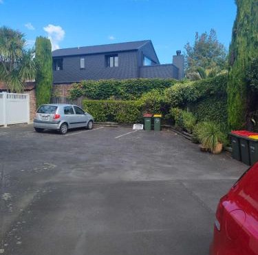 4 double and 2 single sofa beds apartment