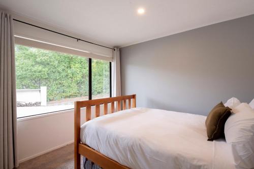 Sunshine Bay Stay, Lake Views & Cosy Fireplace in Queenstown
