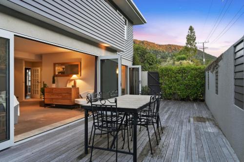 Lake Okareka - Spa Pool and Log Fire Sleeps 12 walk to the lake