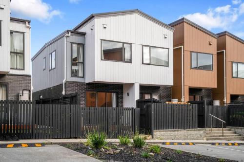 Contemporary Flat Bush Oasis - Parking and Air-Con