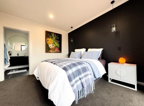 Lake View Retreat - Pool, Sauna, Gym & more