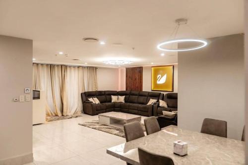 3 Bedroom Luxury Apartment with free parking