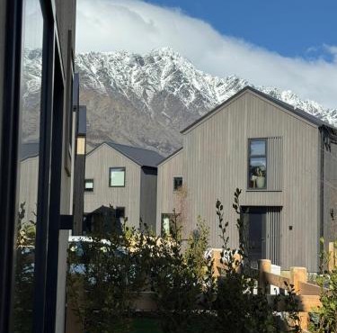 Stylish Townhouse with Remarkable Mountain Views in Queenstown