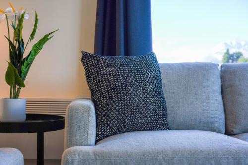 Modern 4BR Lake & Mountain Views in Queenstown