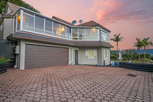 Spacious Mt Eden Oasis - Views, Parking, Air-Con