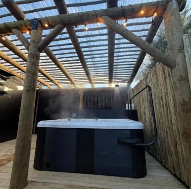 Romantic Glamping Bus, Heat pump, Spa & outdoor TV