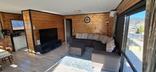 Sunny 3BDR Family Retreat in Leafy Glen Eden
