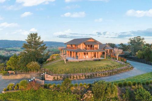 Hunua Heights Retreat with Great Views, Deck, BBQ