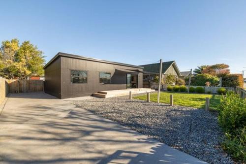 Spacious Christchurch Home, Sleeps 8, Free Parking in Christchurch