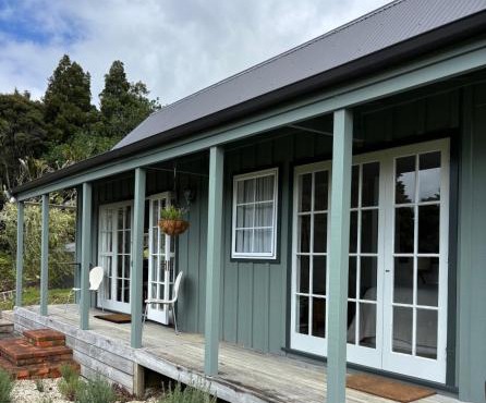Lulu's Cottage by Native Forest in Waimauku