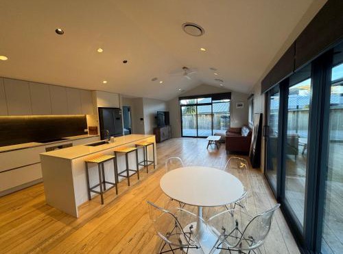 Three Bedroom Modern Family Retreat with Stunning Mountain Views close to The Remarkables in Queenstown