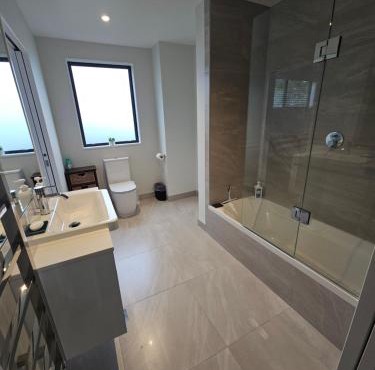 Large bedroom with en-suite in a new house Devonport in Auckland
