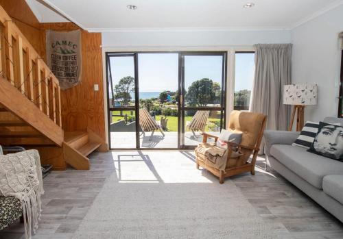 Aqua Vista On Arden - beachfront bach in Oakura in Oakura