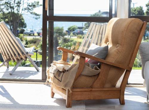 Aqua Vista On Arden - beachfront bach in Oakura