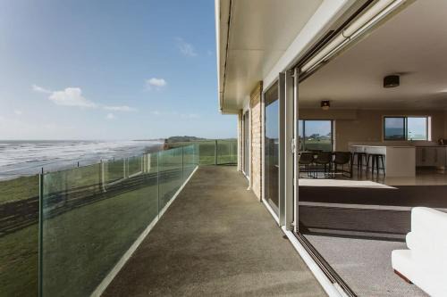 ABC on Wanaka Bay - beachfront home w. ocean views